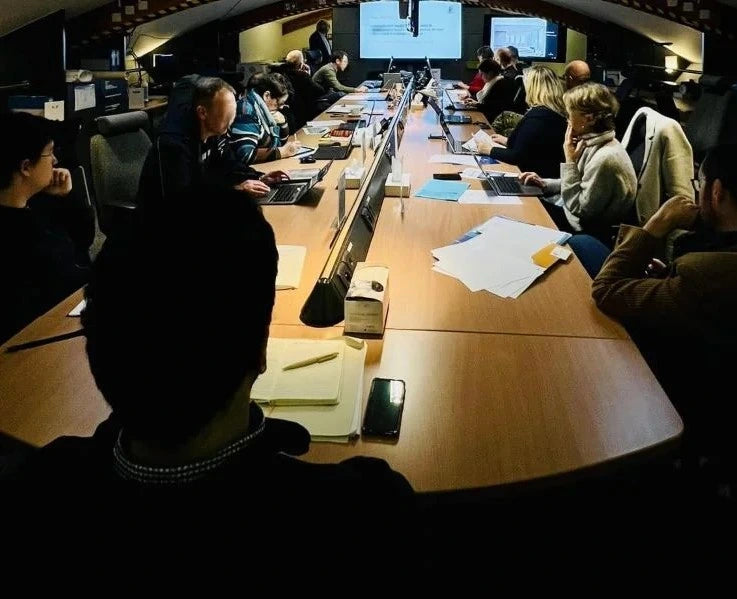 réunion d'urgence dans la salle de crise.