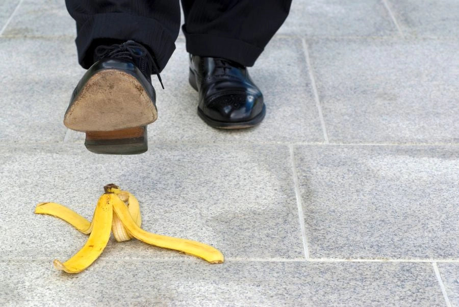 l'home marche sur un peau de banane ,à l'image d'analyse des risques