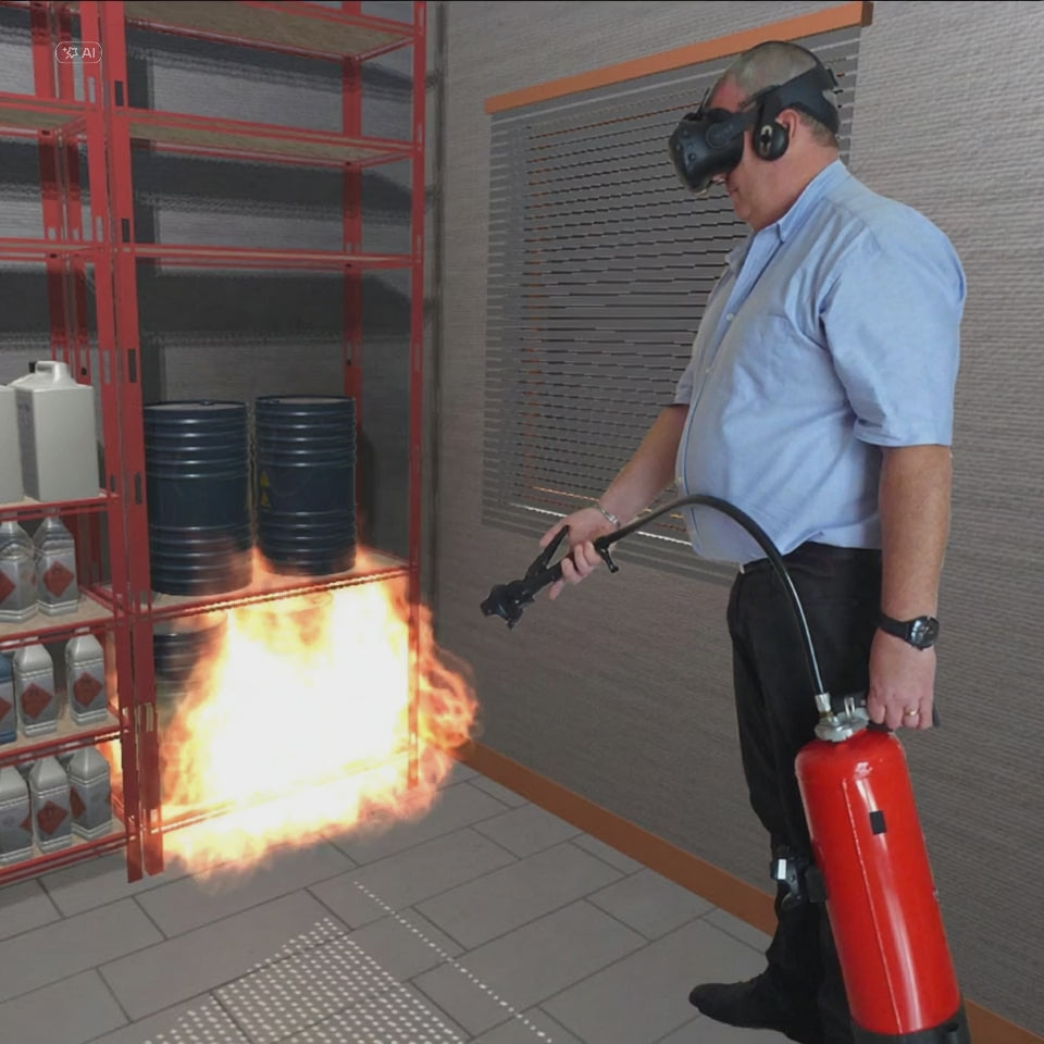 Un employé en formation avec lunette réalité virtuelle entraîne éteindre sur une étagère en feu 